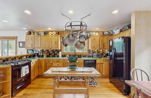 Big Sky House | Inviting Home with Hot Tub, Pool Table & Peaceful Retreat