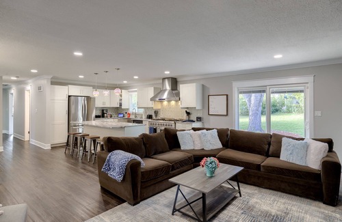 Independence House | Ideal Escape: King Bed Home Near Arrowhead with Pool & Spa