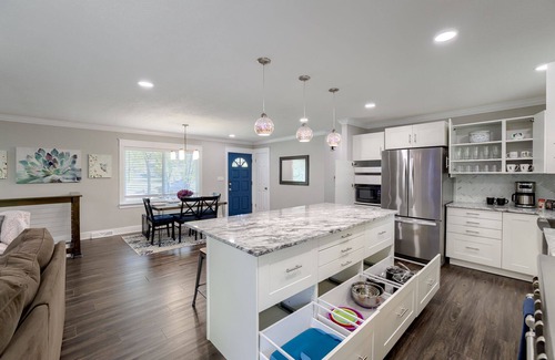 Independence House | Ideal Escape: King Bed Home Near Arrowhead with Pool & Spa