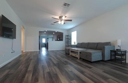 Temple House | Family-Friendly Retreat with WiFi and AC, Rated 10/10