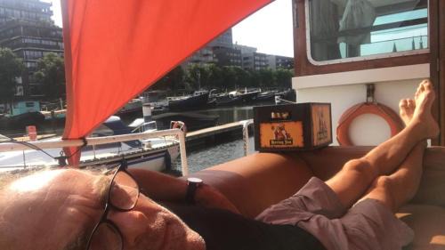 Haarlemmerbuurt Ski Chalet | Pet-Friendly Houseboat with Pool & Child-Friendly Amenities