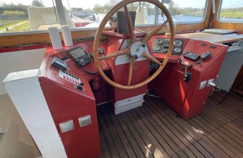 Haarlemmerbuurt Ski Chalet | Pet-Friendly Houseboat with Pool & Child-Friendly Amenities