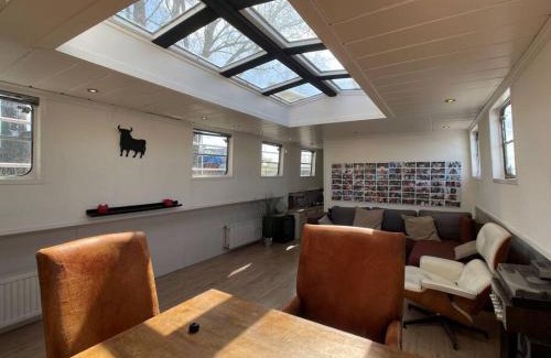 Haarlemmerbuurt Ski Chalet | Pet-Friendly Houseboat with Pool & Child-Friendly Amenities