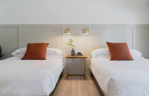 Cashiers Hotel | Family-Friendly Double Queen Room in Cashiers Center