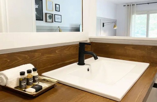 Cashiers Hotel | Pet-Friendly King Room in Cashiers Center - Rated 9.8/10