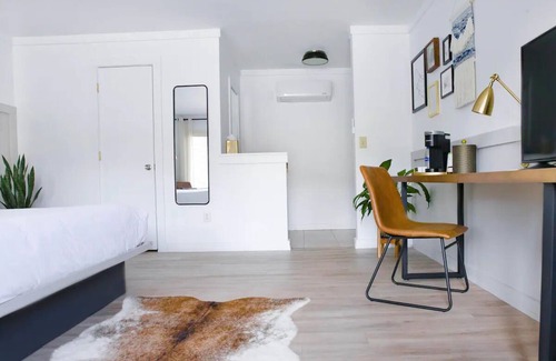 Cashiers Hotel | Pet-Friendly King Room in Cashiers Center - Rated 9.8/10