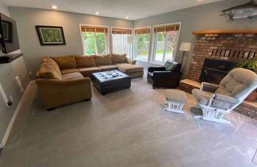 Campbell River House | Oceanfront Retreat Steps from the Beach with Hot Tub