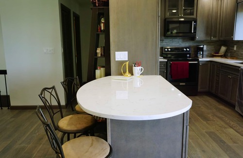 Dunlap House | Scenic Retreat with Spa & Breakfast in Peaceful Setting