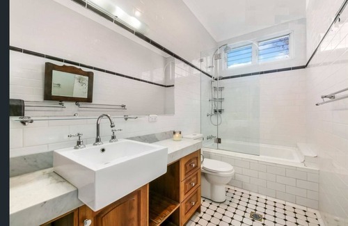 Penshurst House | Spacious house close to malls &train easy access to CBD, Airport and Beach