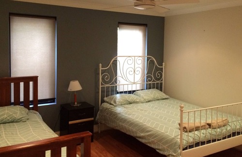 Penshurst House | Spacious house close to malls &train easy access to CBD, Airport and Beach