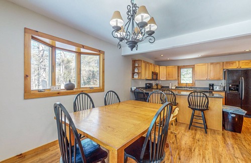Londonderry House | Spacious house, dog-friendly, hot tub, fire pit, bbq, balcony, yard, w/d, wifi