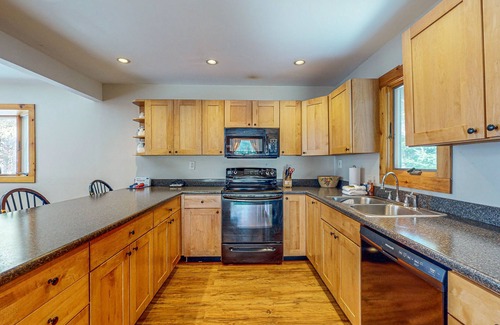 Londonderry House | Spacious house, dog-friendly, hot tub, fire pit, bbq, balcony, yard, w/d, wifi