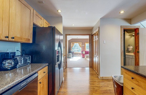 Londonderry House | Spacious house, dog-friendly, hot tub, fire pit, bbq, balcony, yard, w/d, wifi