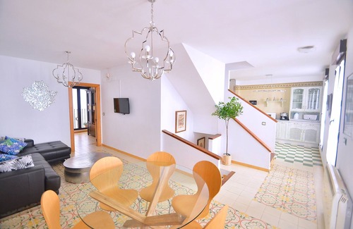 Beiro House | Ideal Retreat for 6 in Granada Centre with Private Garage