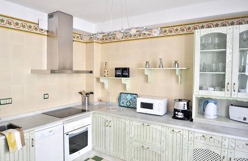 Beiro House | Ideal Retreat for 6 in Granada Centre with Private Garage