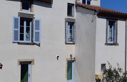 Le Crest House | Idyllic Retreat at Parc des Volcans d'Auvergne