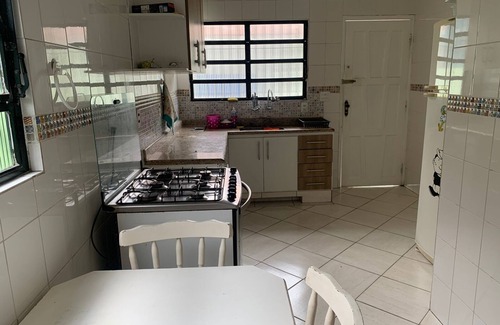 Ocian House | Family-Friendly Retreat in Praia Grande with Kitchen Access