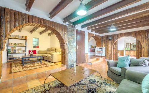 Can Trabal House | Spacious 5-Bedroom House with Private Pool at Can Trabal