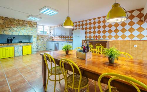 Can Trabal House | Spacious 5-Bedroom House with Private Pool at Can Trabal