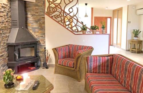 Cretas House | Spacious 4-Bedroom House with Terrace & WiFi in Cretas