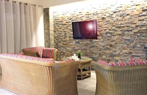 Cretas House | Spacious 4-Bedroom House with Terrace & WiFi in Cretas