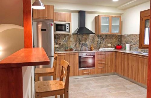 Cretas House | Spacious 4-Bedroom House with Terrace & WiFi in Cretas