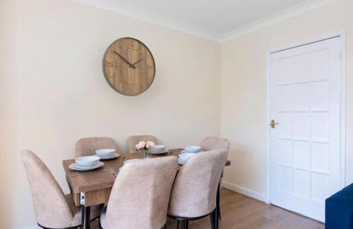 Turkey Street Apartment | Spacious House in Enfield North London Free Parking