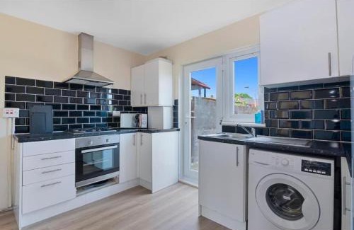 Turkey Street Apartment | Spacious House in Enfield North London Free Parking