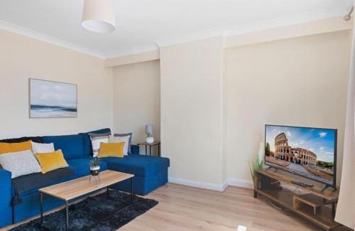 Turkey Street Apartment | Spacious House in Enfield North London Free Parking