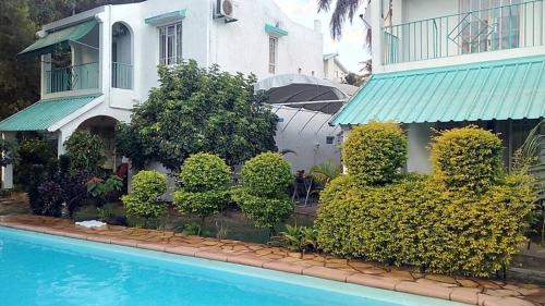 Flic-en-Flac House | Relaxing House in Flic en Flac with Shared Pool Access