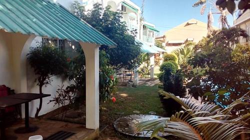Flic-en-Flac House | Relaxing House in Flic en Flac with Shared Pool Access