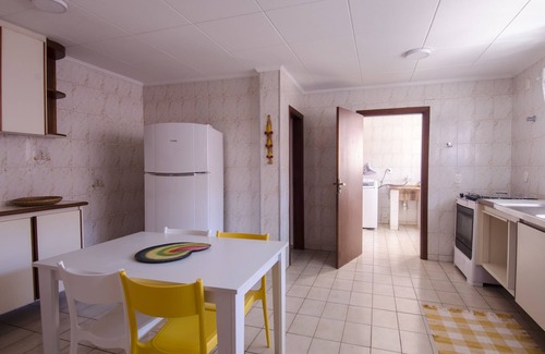 Carapicuiba House | Cozy Retreat with Fireplace and BBQ for Memorable Getaways