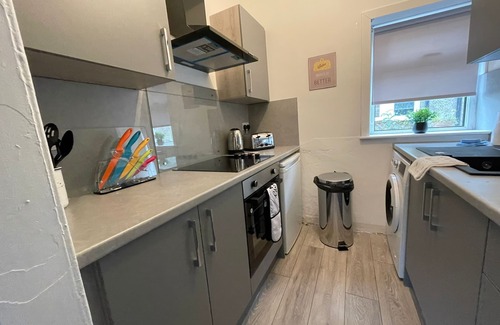 Glasgow House | Family-Friendly House in Glasgow with Kitchen & Pet Access