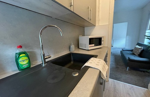Glasgow House | Family-Friendly House in Glasgow with Kitchen & Pet Access