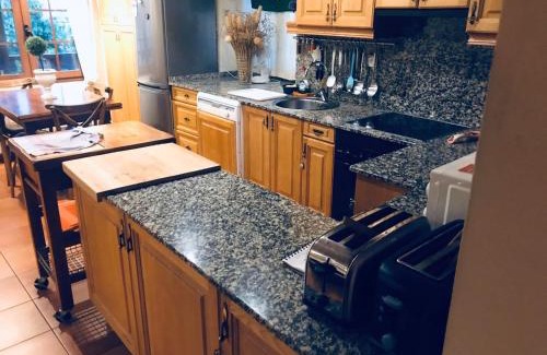 Molinaseca House | Cozy House in Molinaseca with Mountain Views & Family Amenities