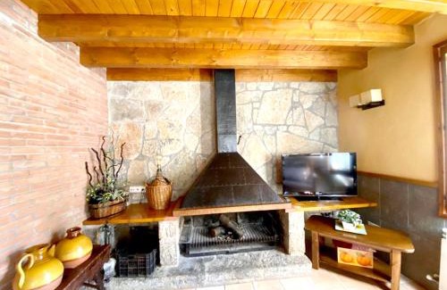 Ogassa House | Explore a 4-Bedroom Retreat with Terrace & WiFi in Ogassa