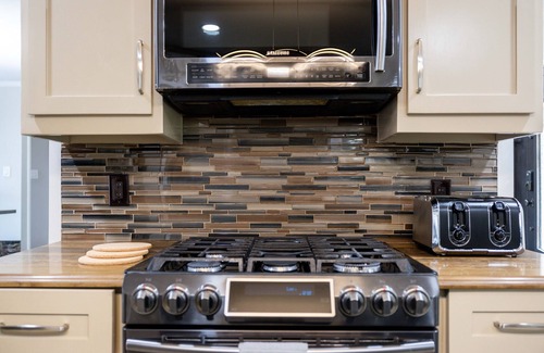 Grand Prairie House | Ideal Home Near AT&T Stadium with Pet-Friendly Perks