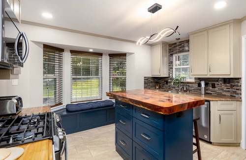 Grand Prairie House | Ideal Home Near AT&T Stadium with Pet-Friendly Perks