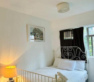 Sheung Wan Apartment | Spacious House Near Soho & PmQ