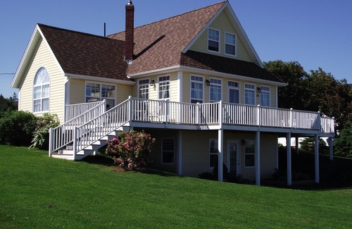 Sea View House | Oceanfront Retreat with Panoramic Views & Pet-Friendly Amenities