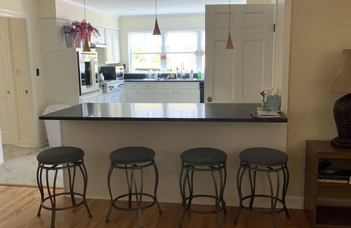 Royal Oaks House | Spacious Retreat for 10 Near Square with Family Amenities