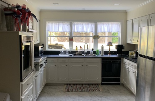 Royal Oaks House | Spacious Retreat for 10 Near Square with Family Amenities