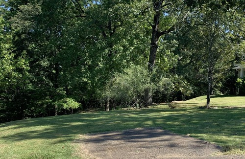 Royal Oaks House | Spacious Retreat for 10 Near Square with Family Amenities