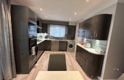 Crewe House | Inviting House for Family Getaways - Accommodates 6 Guests