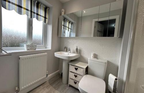 Crewe House | Inviting House for Family Getaways - Accommodates 6 Guests