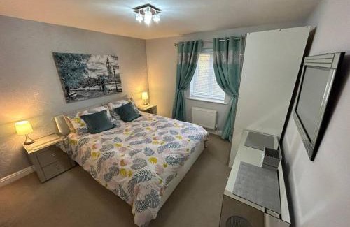 Crewe House | Inviting House for Family Getaways - Accommodates 6 Guests