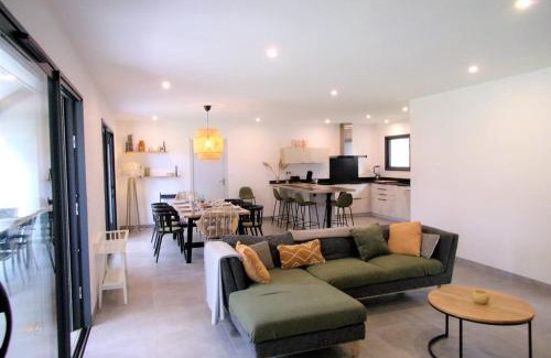 Soustons House | Ideal Family Retreat with Lush Garden and Top Reviews