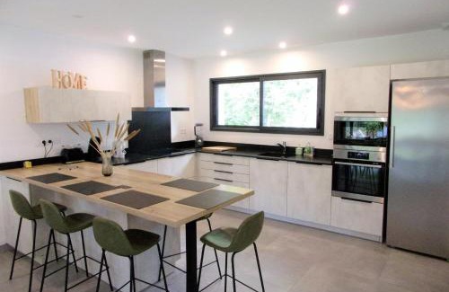 Soustons House | Ideal Family Retreat with Lush Garden and Top Reviews