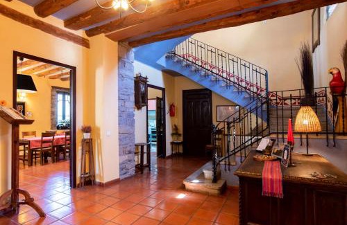 Albella House | Spacious 6-Bedroom House with Garden & WiFi in Albella