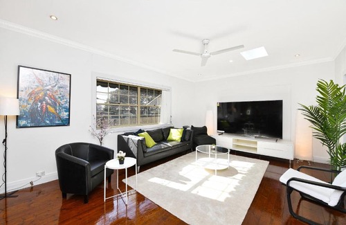 Hurstville House | Comfortable Queen Beds & Home Cinema for Family Getaways